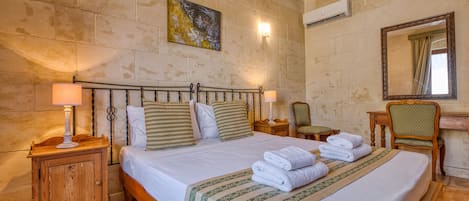 3 bedrooms, iron/ironing board, bed sheets