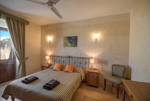 3 bedrooms, iron/ironing board, bed sheets