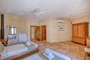 3 habitaciones, tabla de planchar con plancha y ropa de cama