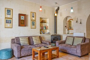 Televisión y chimenea