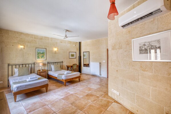 3 habitaciones, tabla de planchar con plancha y ropa de cama