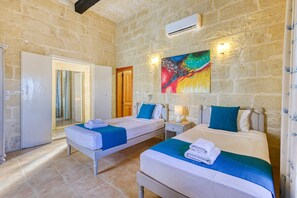 3 soverom, strykejern/-brett og sengetøy