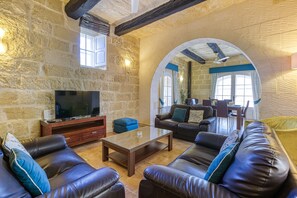 TV, fireplace - Girardu - Victoria Holiday Home (Victoria)