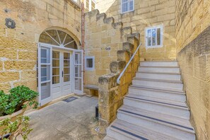 Exterior - Girardu - Victoria Holiday Home (Victoria)
