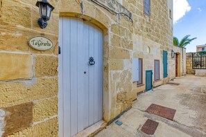 Exterior detail - Girardu - Victoria Holiday Home (Victoria)