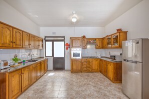 Kühlschrank, Mikrowelle, Ofen, Wasserkocher mit Kaffee-/Teezubehör