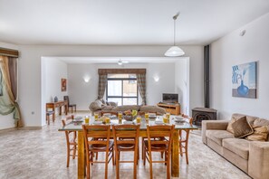 TV, fireplace - Hgieri - Ghasri Holiday Home (L-Għasri)