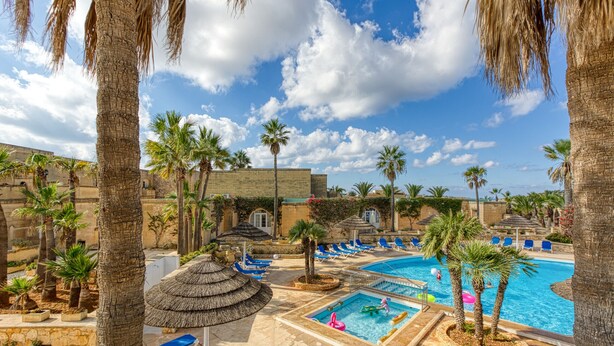 حمام سباحة