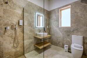 Bathtub, towels