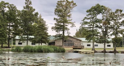 Watrerfornt Lodge on Reelfoot Lake
8,000 sq feet sits on 3 Acers
12 Bed Rooms