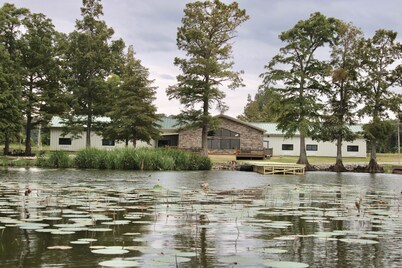 Watrerfornt Lodge on Reelfoot Lake
8,000 sq feet sits on 3 Acers
12 Bed Rooms