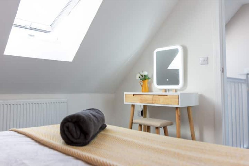 4 bedrooms, desk, iron/ironing board, travel cot