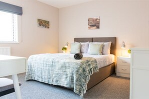 4 soverom, skrivebord, strykejern/-brett og reiseseng for barn