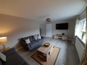 Smart-TV, Bücher, Stereoanlage