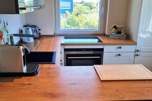 Réfrigérateur, un four, surface de cuisson, lave-vaisselle