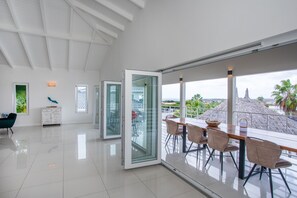 Dining - Luxe Tropische Vakantie Villa met Fantastisch Uitzicht (Jan Thiel)