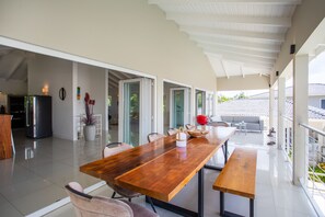 Outdoor dining - Luxe Tropische Vakantie Villa met Fantastisch Uitzicht (Jan Thiel)