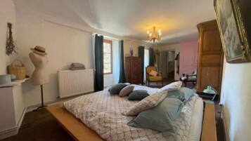 7 habitaciones, escritorio y tabla de planchar con plancha