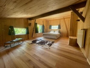 7 bedrooms, desk, iron/ironing board, travel crib