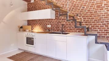 Fridge, oven, dishwasher, coffee/tea maker