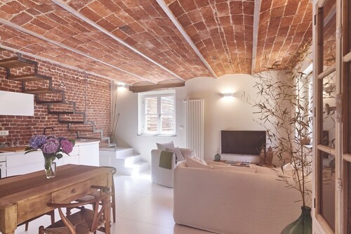 AQVAE Unconventional Country House