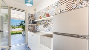 A modern kitchen with white cabinets, a built-in oven, and a patterned backsplash. - 3590 Charà by Barbarhouse (Ugento)
