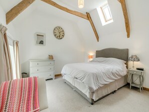 4 bedrooms, WiFi (free), bed sheets
