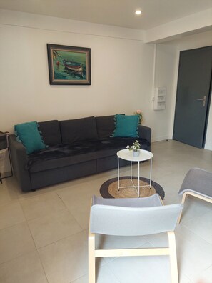 Una televisión, libros