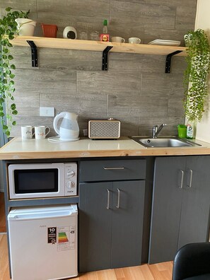Frigobar, microondas, plancha de cocina, utensilios de cocina