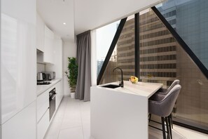 Deluxe Apartment | Private kitchen - Maison Privee - Sleek and Sunny Apt in Business Bay w/ Canal Views (Dubai)