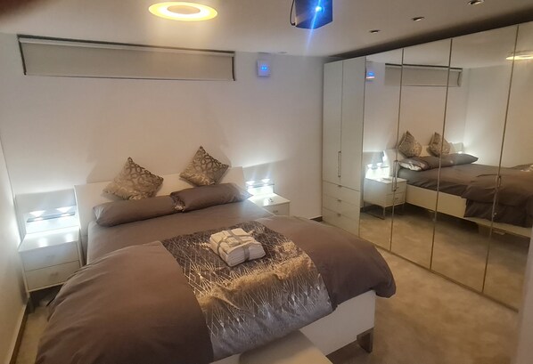 1 bedroom, iron/ironing board, WiFi, bed sheets - Premium Self Contained One Bedroom detached House with Private Entrance. (London)