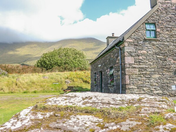 Exterior - AN NEAD, pet friendly, with open fire in Dingle, County Kerry (Ballydavid)