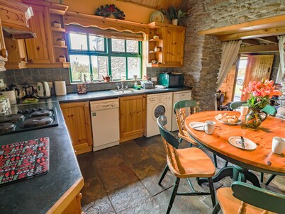 AN NEAD, pet friendly, with open fire in Dingle, County Kerry