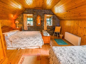 3 bedrooms - AN NEAD, pet friendly, with open fire in Dingle, County Kerry (Ballydavid)