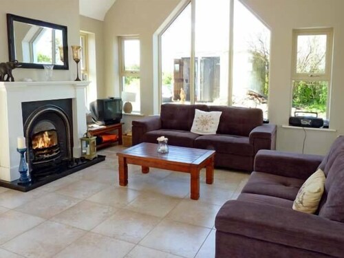 BLUEBELL COTTAGE, family friendly in Spanish Point, County Clare