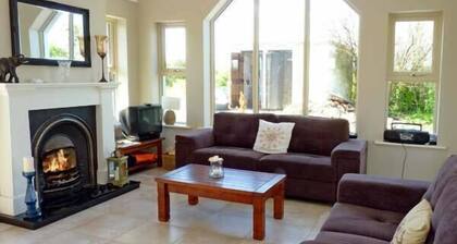 BLUEBELL COTTAGE, family friendly in Spanish Point, County Clare