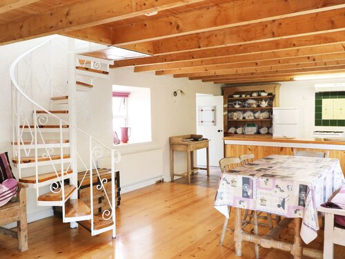 FUSCHIA COTTAGE, pet friendly in Waterville, County Kerry