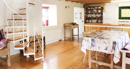 FUSCHIA COTTAGE, pet friendly in Waterville, County Kerry