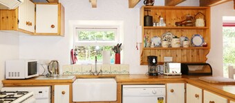 FUSCHIA COTTAGE, pet friendly in Waterville, County Kerry