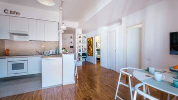 Fridge, oven, stovetop, coffee/tea maker