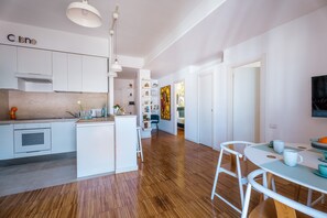 Réfrigérateur, four, plaque de cuisson, cafetiÚre/bouilloire