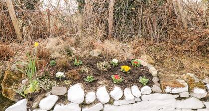 THE COTTAGE, family friendly, with open fire in Newport, County Mayo
