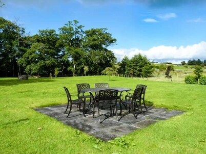 ANNIE'S COTTAGE, family friendly in Belcarra, County Mayo