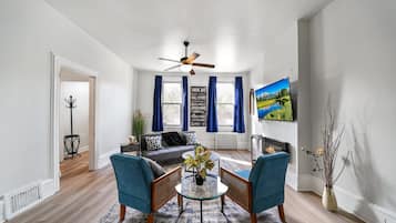Smart TV, fireplace
