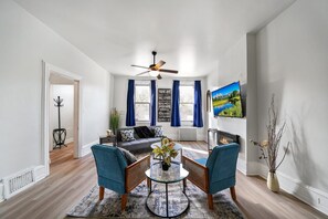 Smart TV, fireplace - Convenience, Space, and Charm! (Conshohocken)