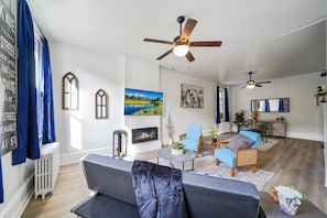 Smart TV, fireplace - Convenience, Space, and Charm! (Conshohocken)