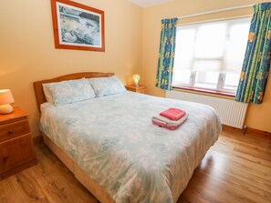 5 bedrooms, WiFi - THE COTTAGE, pet friendly, with open fire in Quilty, County Clare (Quilty)