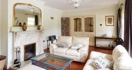 THE SANCTUARY, family friendly, with open fire in Killavullen