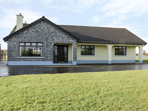 CASTLE VIEW, family friendly in Oughterard, County Galway