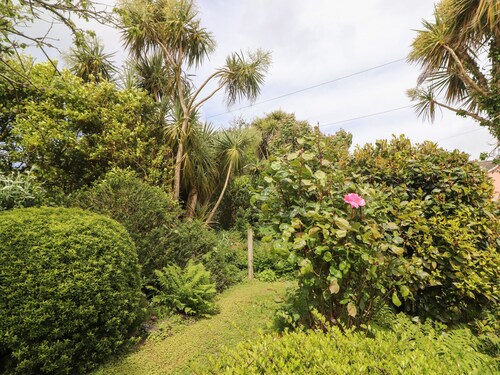 BRENDAN'S COTTAGE, with a garden in Knightstown, County Kerry